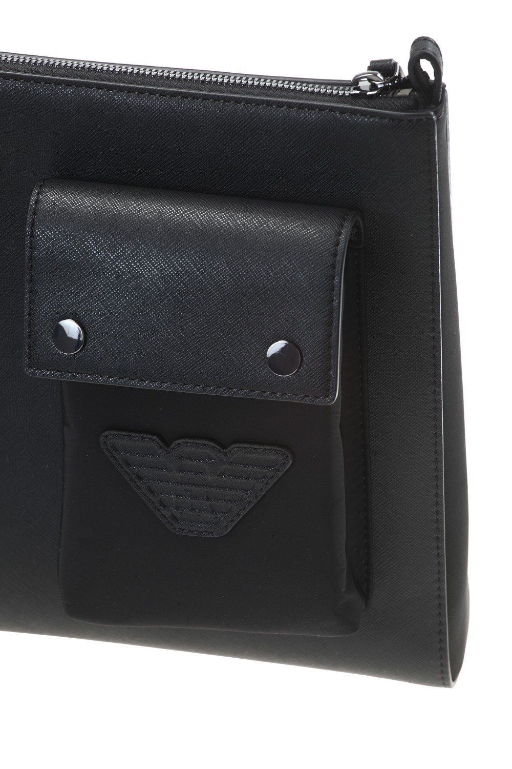 shop EMPORIO ARMANI  Pochette: Emporio Armani pouch in pelle rigenerata, stampa saffiano.
Provvista di pratica polsiera, removibile.
Logo aquila tono su tono con effetto 3D.
Chiusura con zip.
Manico singolo.
Tasca esterna con bottoni automatici.
Dimensioni: 33 x 24 x 4 cm.
Composizione: 100% poliuretanica(Ogni prodotto realizzato in pelle rigenerata è il frutto di un processo ecosostenibile che sfrutta il riutilizzo delle rimanenze delle pelli, lavorate e assemblate in totale assenza di colla e con attenzione al risparmio idrico).
Fabbricato in Cina.. Y4R406 Y216J-81073 number 2847128